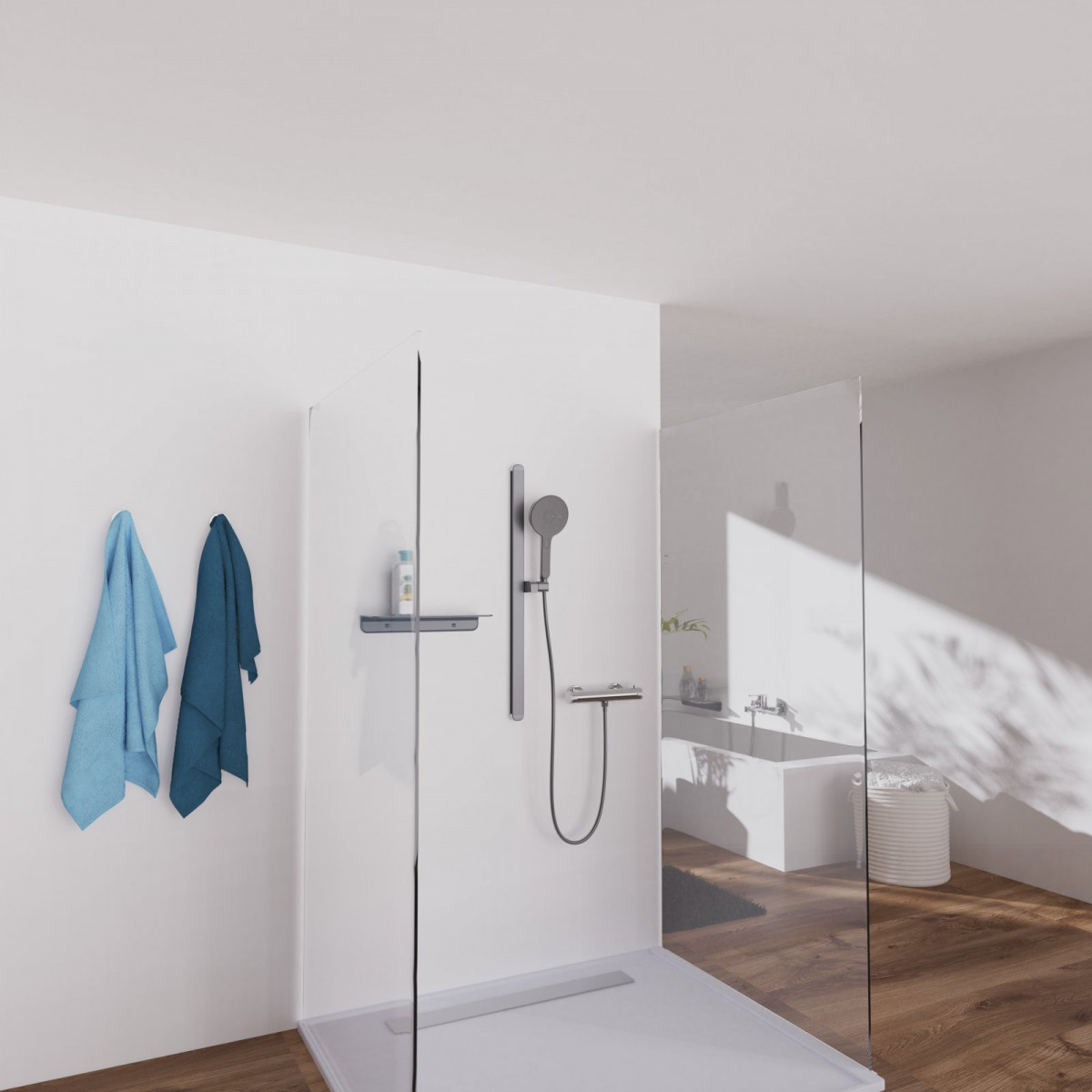 Walk-in-Dusche mit Glaswänden, Wandhalterung und Handbrause, daneben zwei blaue Handtücher.