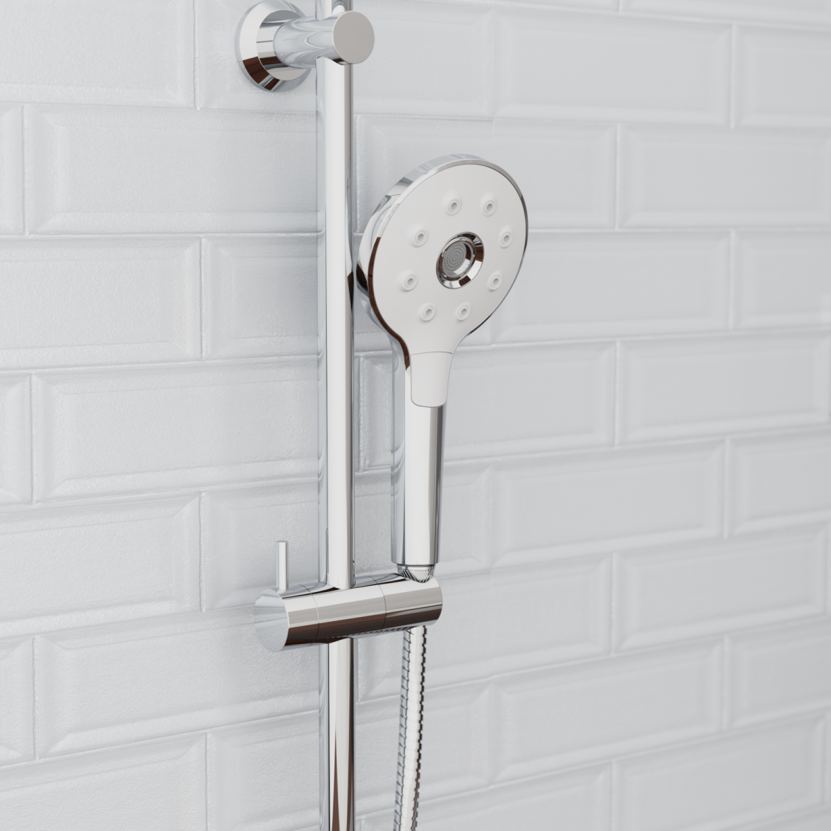 Silberne Handbrause mit Schlauch an verstellbarer Wandhalterung vor weißer Fliesenwand.