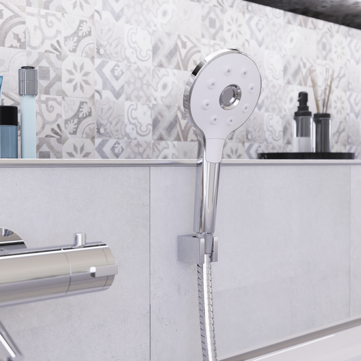 Runde Handbrause aus Chrom mit flexiblem Schlauch an Wandhalterung in Badewanne.