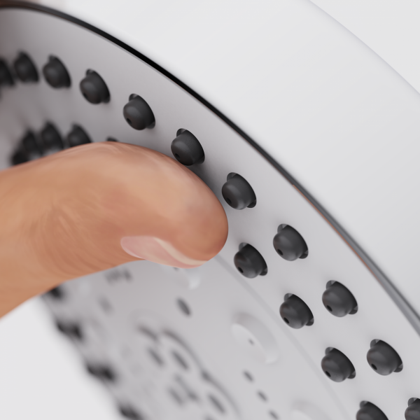 Finger berührt die schwarzen Düsen einer silbernen Duschbrause.
