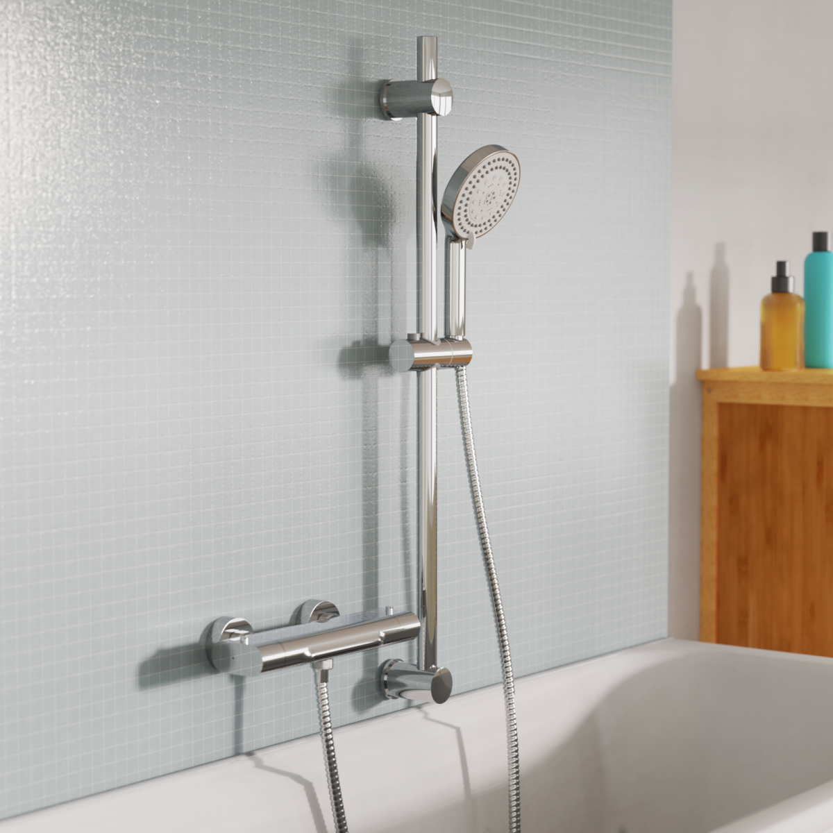 Chromfarbene Duscharmatur mit verstellbarer Handbrause und Wandstange über einer Badewanne.