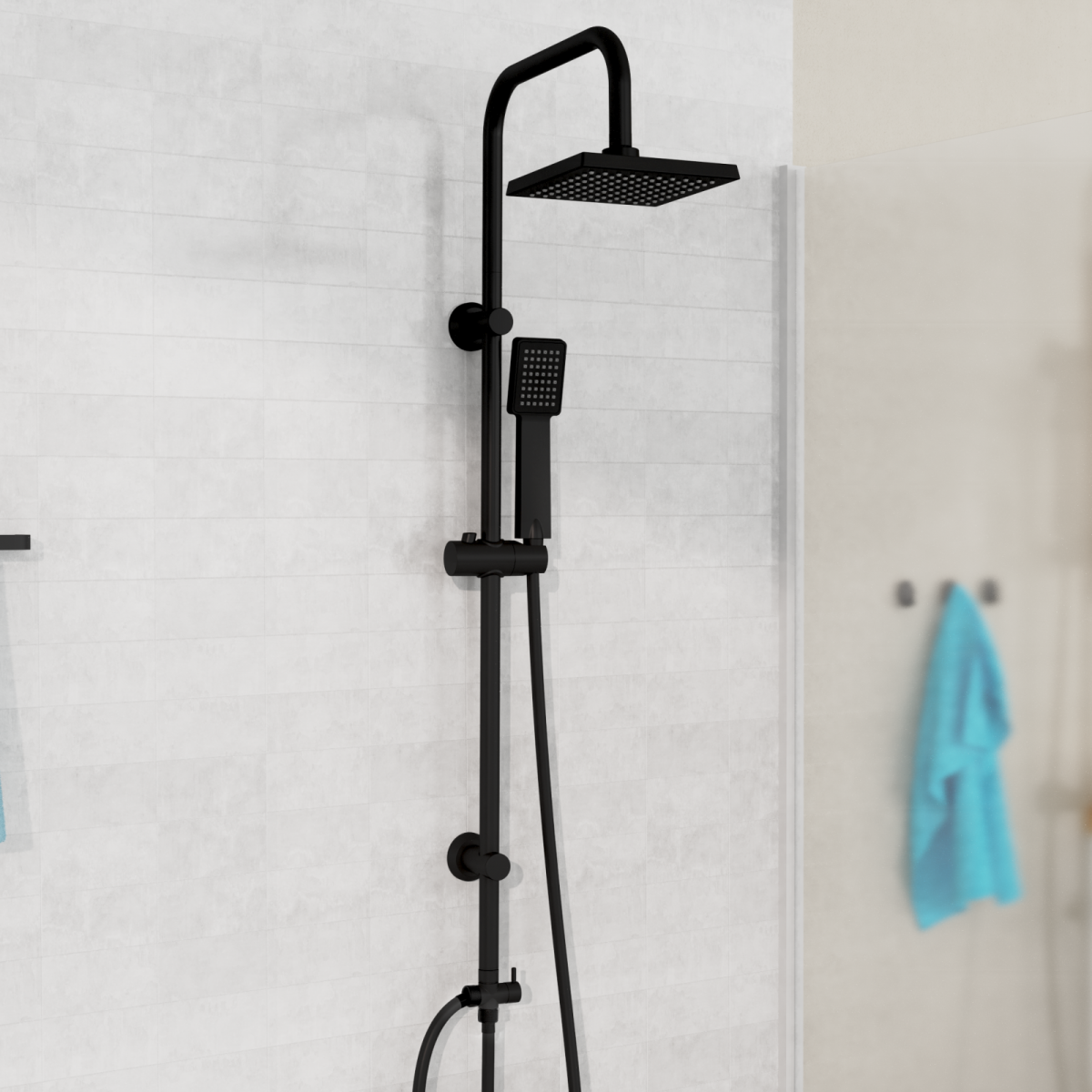 Schwarzes Duschsystem mit eckigem Duschkopf und Handbrause an heller Badezimmerwand.