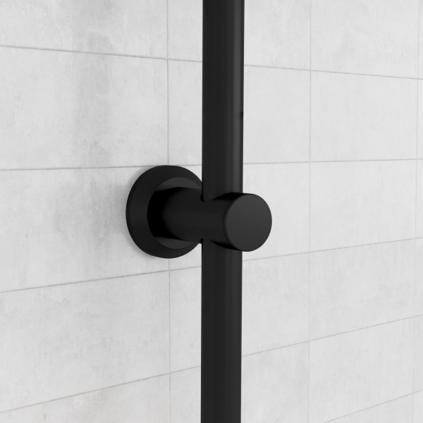 Schwarze Wandhalterung mit rundem Anschlussstück auf hellgrauer Fliesenwand.