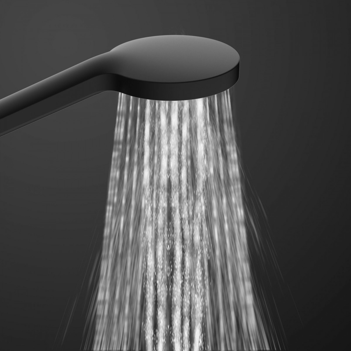 Schwarzer Duschkopf mit breitem Kopf und gleichmäßig fallendem Wasserstrahl.