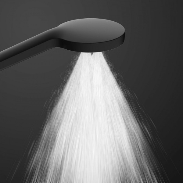 Schwarzer Duschkopf mit gleichmäßig austretendem Wasserstrahl.