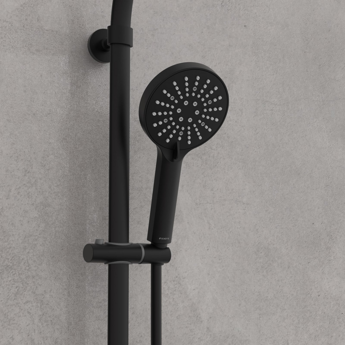 Schwarze Handbrause mit runder Brausefläche an höhenverstellbarer Wandhalterung.