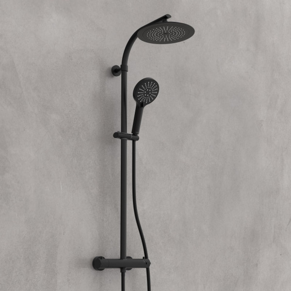Schwarzes Duschsystem mit runder Kopfbrause, Handbrause und Thermostat vor grauer Wand.