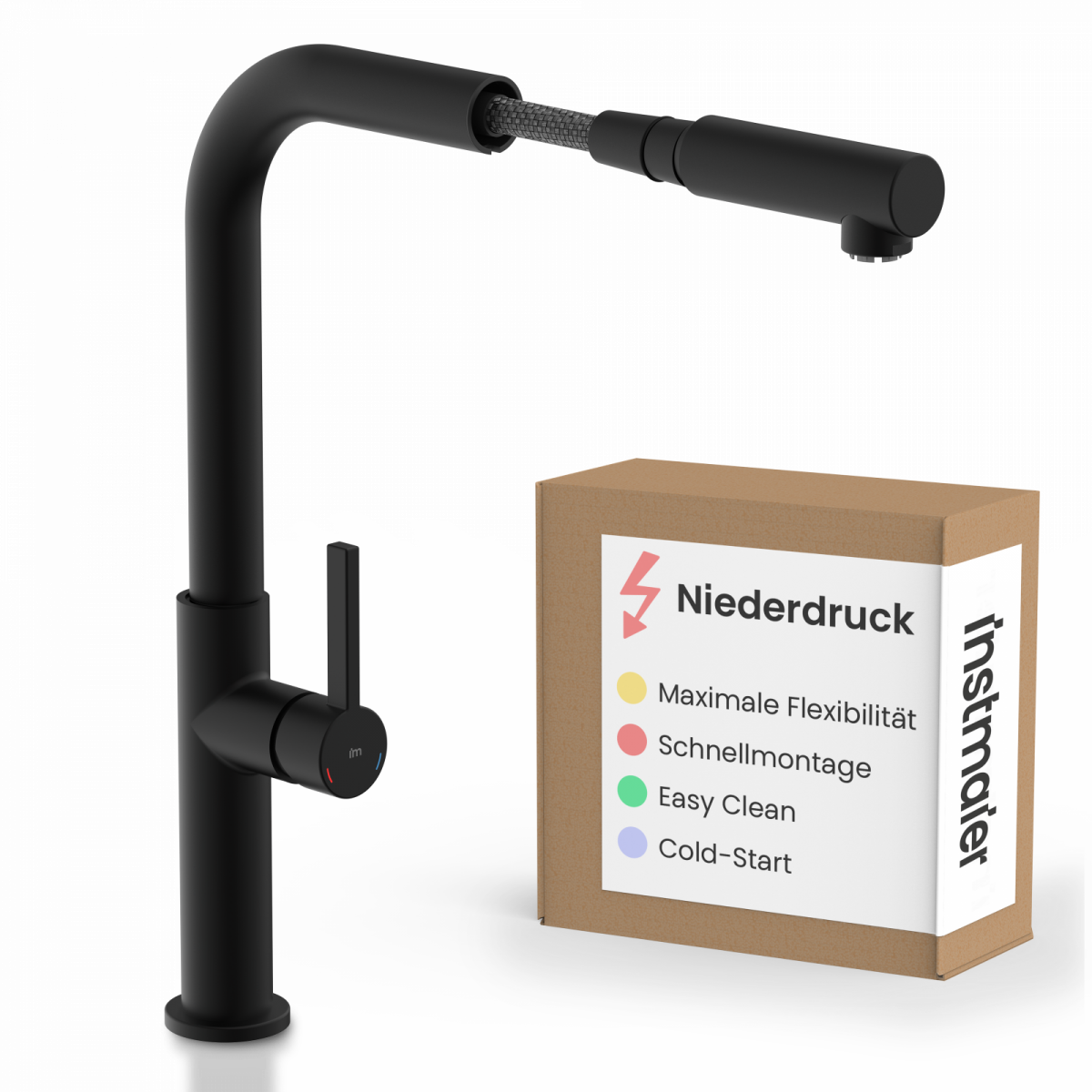 Schwarze Küchenarmatur mit ausziehbarem Brauseschlauch neben brauner Verpackung mit Aufdruck „Niederdruck“.