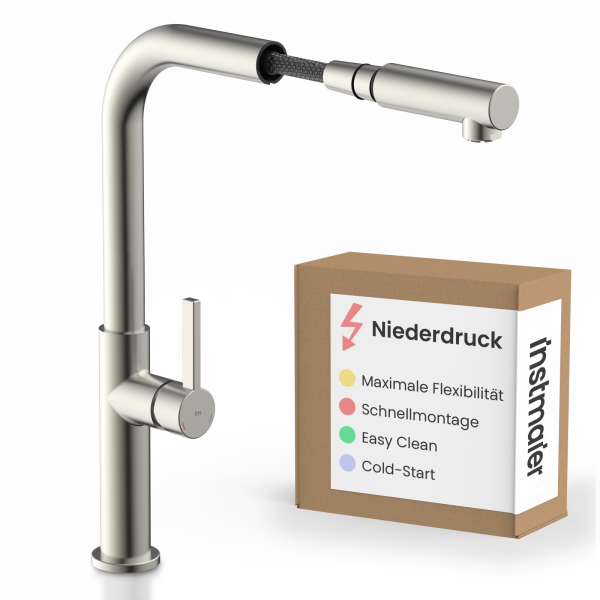 Küchenarmatur aus Edelstahl mit herausziehbarem Auslauf neben brauner Verpackung.