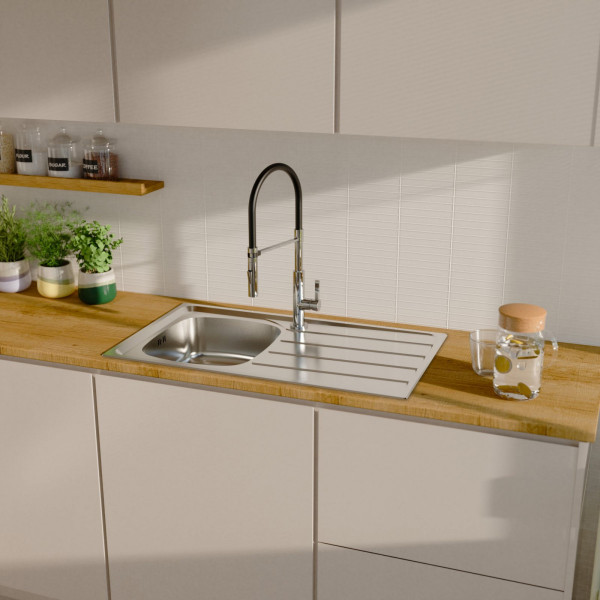 Edelstahlspüle mit Abtropffläche und hohem Wasserhahn auf Holzarbeitsplatte in Küche