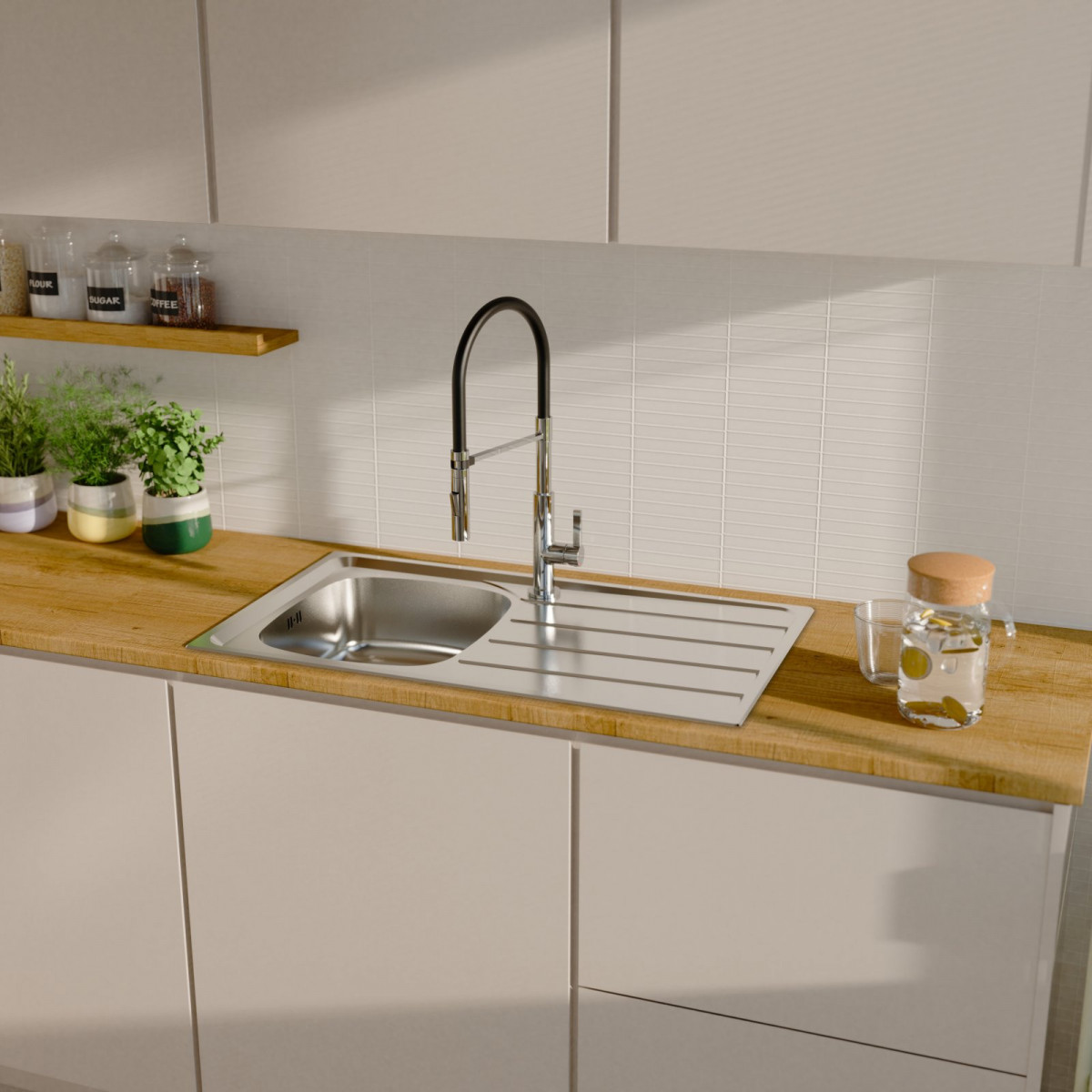 Edelstahlspüle mit Abtropffläche und hohem Wasserhahn auf Holzarbeitsplatte in Küche