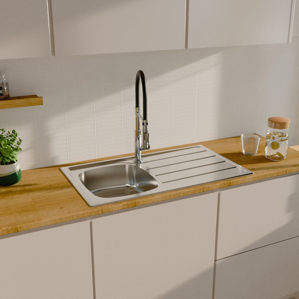 Edelstahlspüle mit Abtropffläche und hohem Wasserhahn auf Holzarbeitsplatte in Küche.