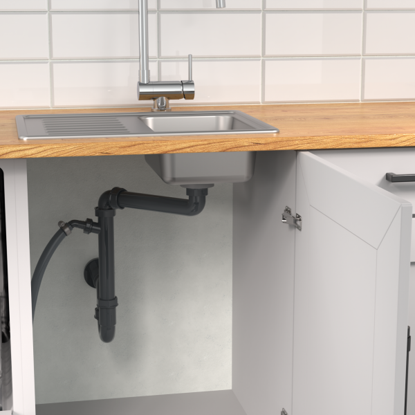 Edelstahlspüle mit Abtropffläche und Armatur, geöffneter Unterschrank mit Siphonrohr.