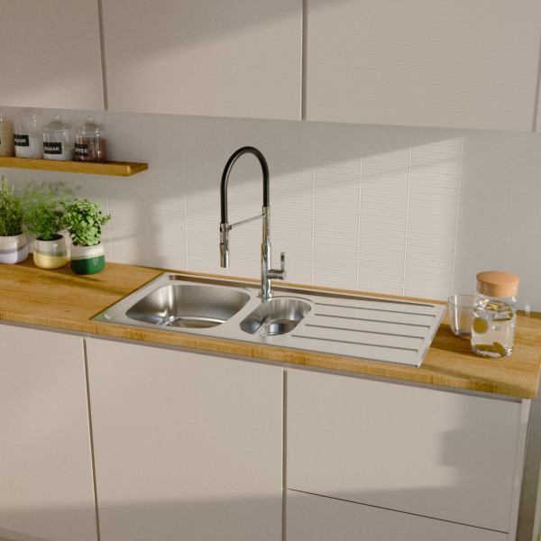 Edelstahlspüle mit zwei Becken, Abtropffläche und hohem Wasserhahn auf Holzarbeitsplatte.
