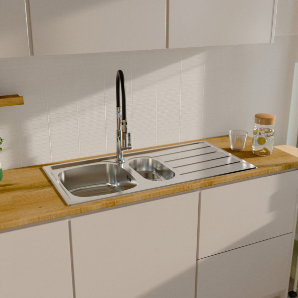 Edelstahlspüle mit zwei Becken, Abtropffläche und hohem Wasserhahn auf Holzarbeitsplatte.