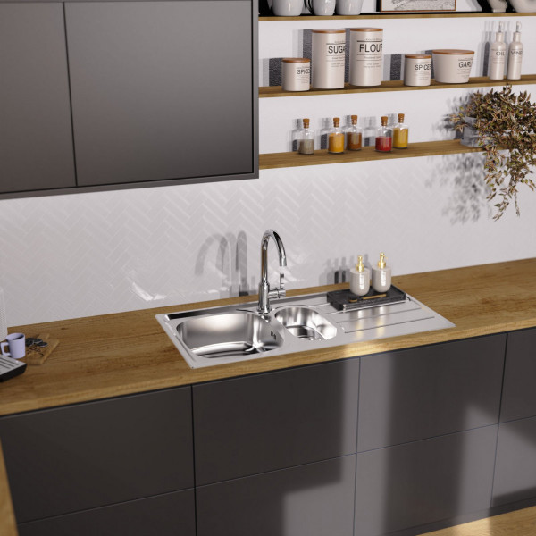 Edelstahlspüle mit Zwei-Becken und Abtropffläche in Arbeitsplatte aus Holzoptik