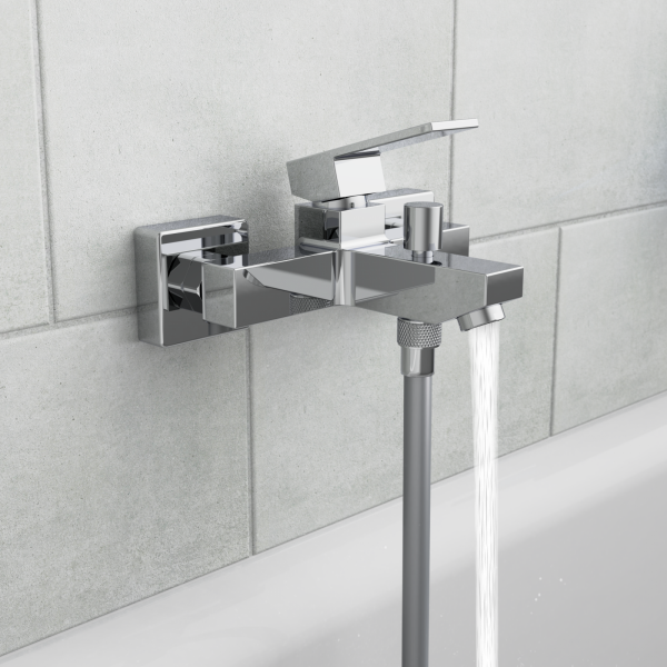 Wandmontierte Chrom-Badewannenarmatur mit Einhebelmischer und fließendem Wasserstrahl
