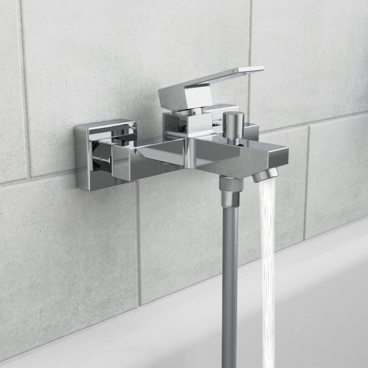 Wandmontierte Chrom-Badewannenarmatur mit Einhebelmischer und fließendem Wasserstrahl