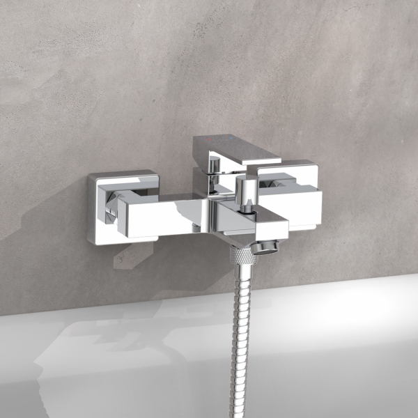 Wandmontierte Badarmatur aus Chrom mit eckigem Design und Anschluss für Brauseschlauch.