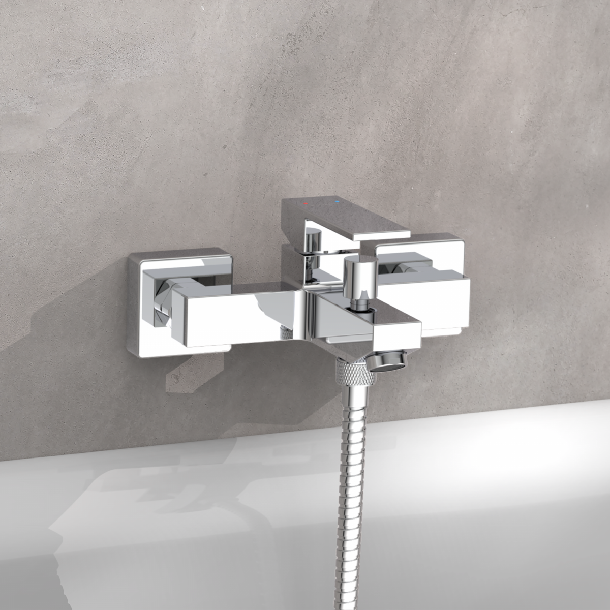 Wandmontierte Badarmatur aus Chrom mit eckigem Design und Anschluss für Brauseschlauch.