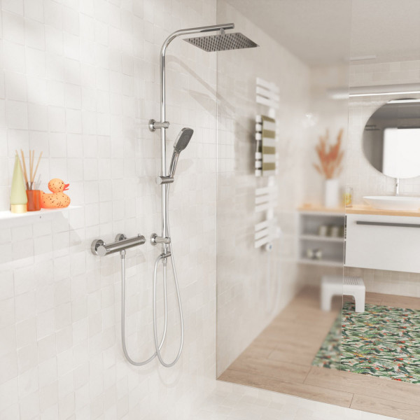Silbernes Duschsystem mit Kopf- und Handbrause an heller gefliester Badezimmerwand.