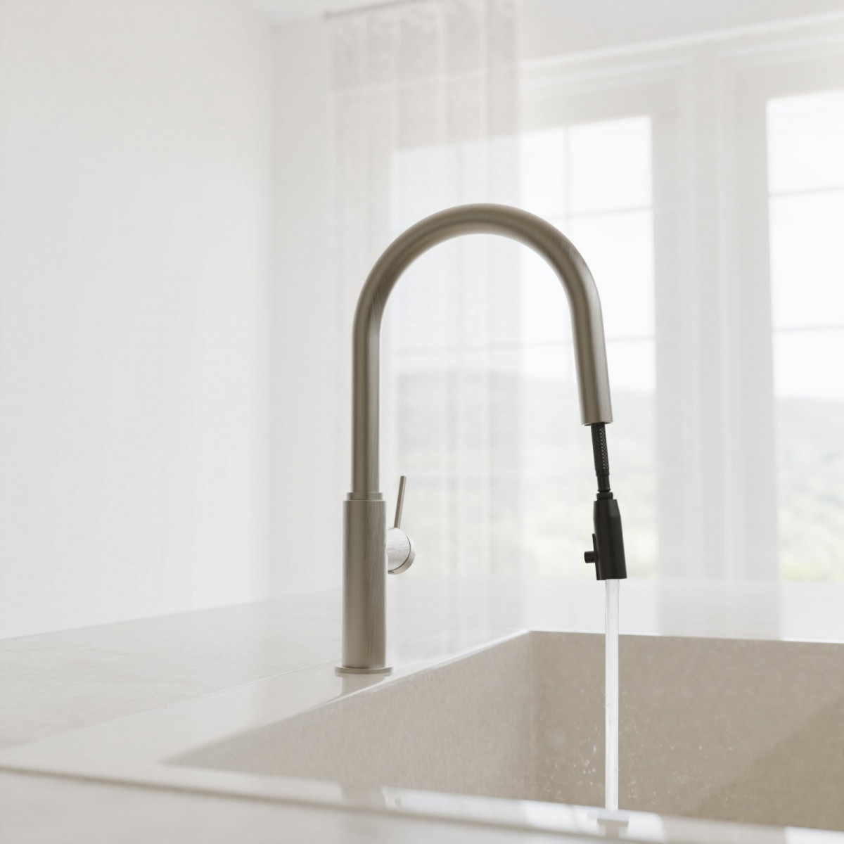 Gebogener Küchenwasserhahn aus Edelstahl mit ausziehbarer Brause über Spüle.