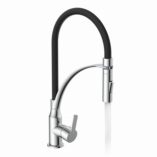 Chromfarbene Küchenarmatur mit schwarzem Flexschlauch und laufendem Wasserstrahl.