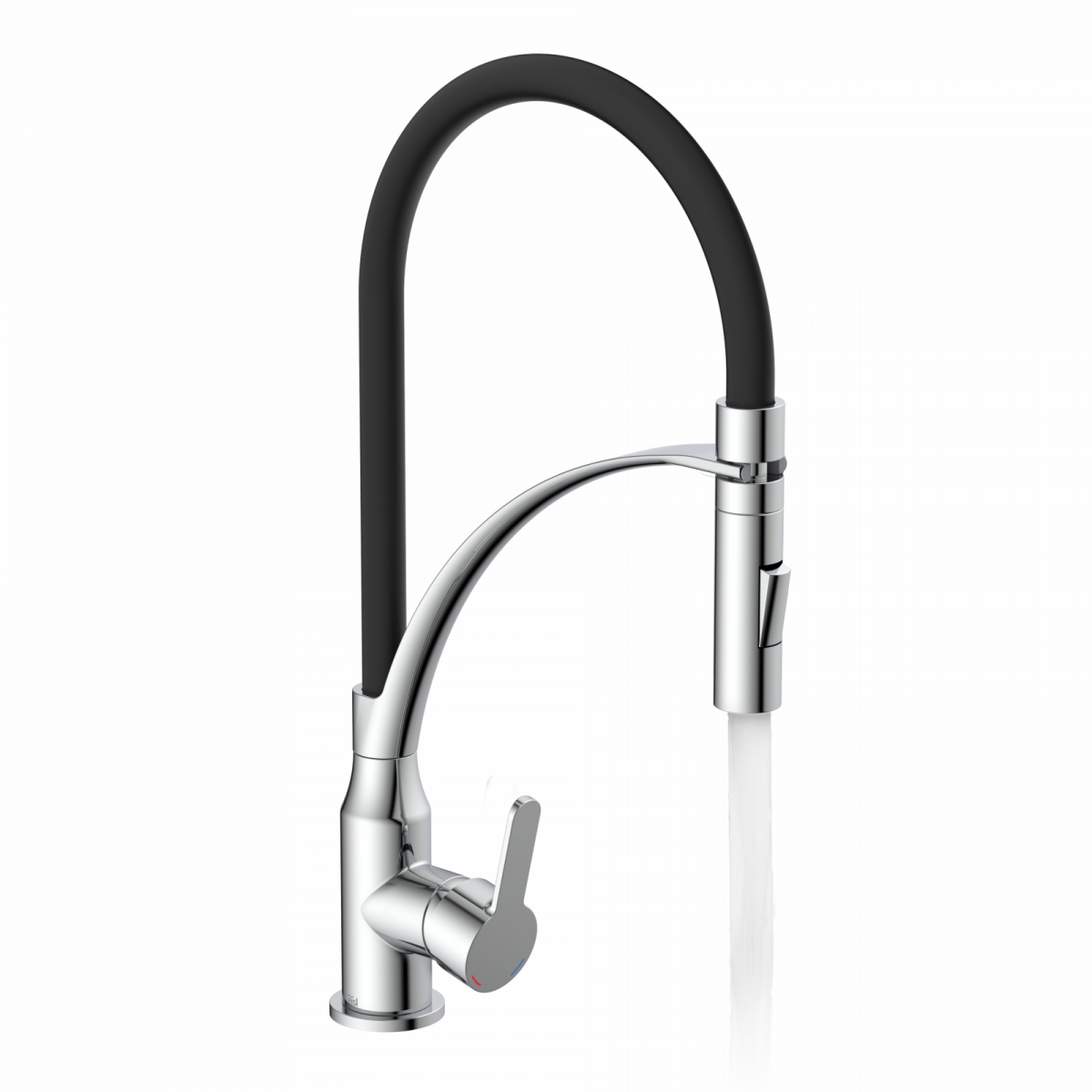 Chromfarbene Küchenarmatur mit schwarzem Flexschlauch und laufendem Wasserstrahl.