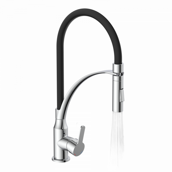 Küchenarmatur aus Chrom mit schwarzem Schlauch und ausziehbarer Brause, aus der Wasser fließt.