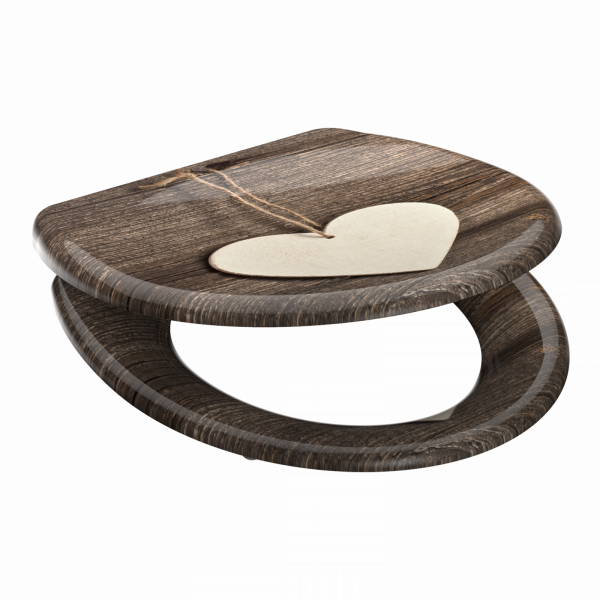Dunkelbrauner WC-Sitz in Holzoptik mit aufgelegtem Herzanhänger aus hellem Material.