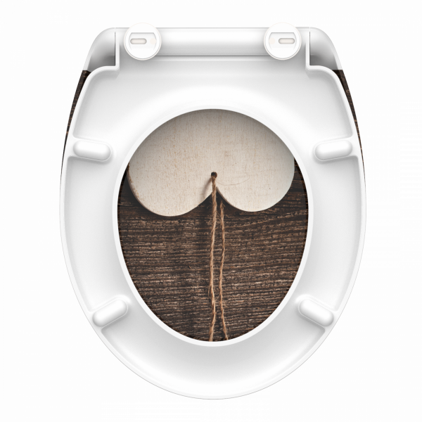 Weißer WC-Sitz mit Motiv aus Holzherz und Kordel auf brauner Holzoptik.
