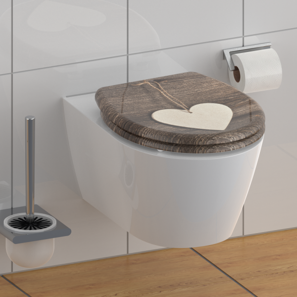 Wandhängende Toilette mit WC-Sitz in Holzoptik und Herzmotiv, daneben Toilettenbürste und Papierrolle.