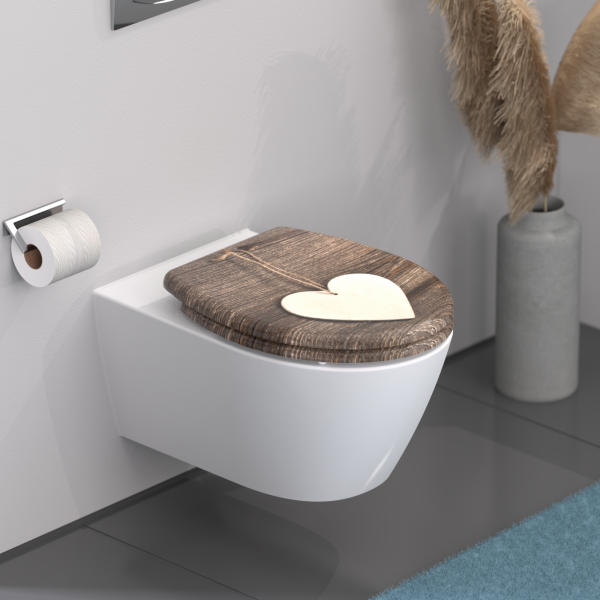 Wandhängendes WC mit Holzsitz und hellem Herzmotiv, daneben Toilettenpapierhalter.