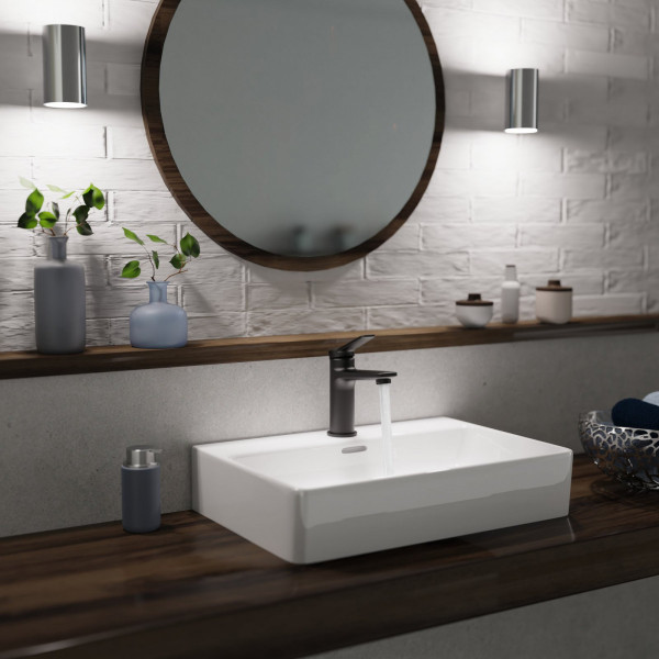 Schwarze Waschtischarmatur mit Wasserstrahl über keramik Becken