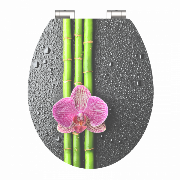 Toilettensitz mit Motiv aus grünen Bambusstangen und rosa Orchidee auf nassem Hintergrund