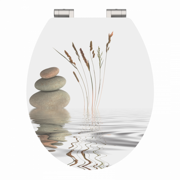 Toilettensitz mit Motiv aus drei Steinen und Grashalmen, die sich im Wasser spiegeln.