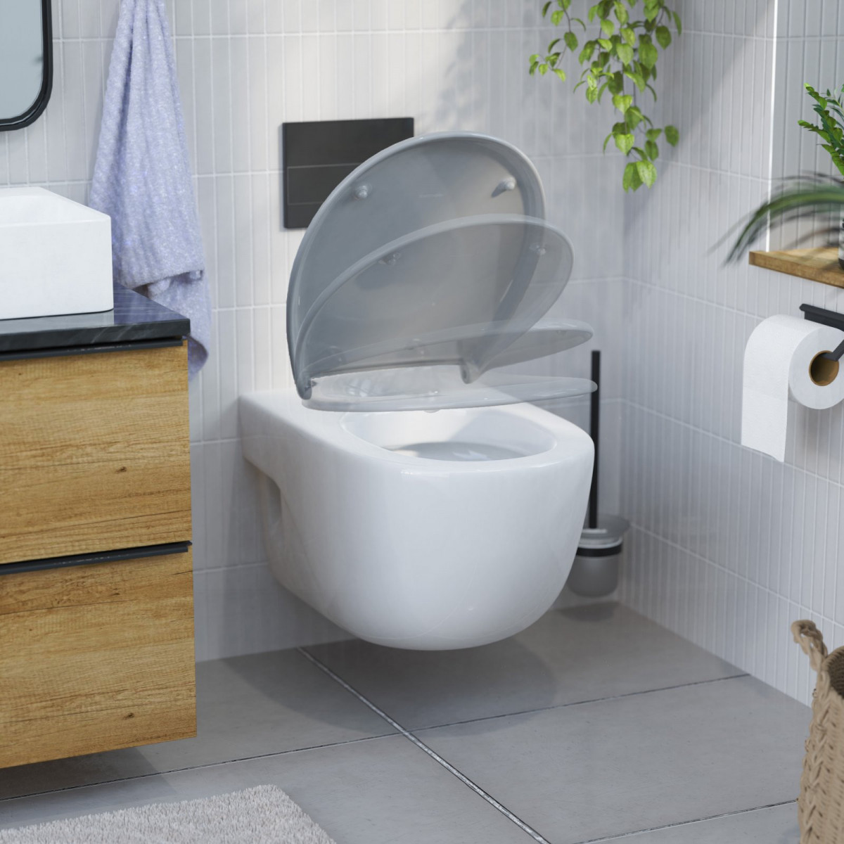 Wandhängende weiße Toilette mit grauen WC-Sitz und Absenkatuomatik in modernem Badezimmerumfeld