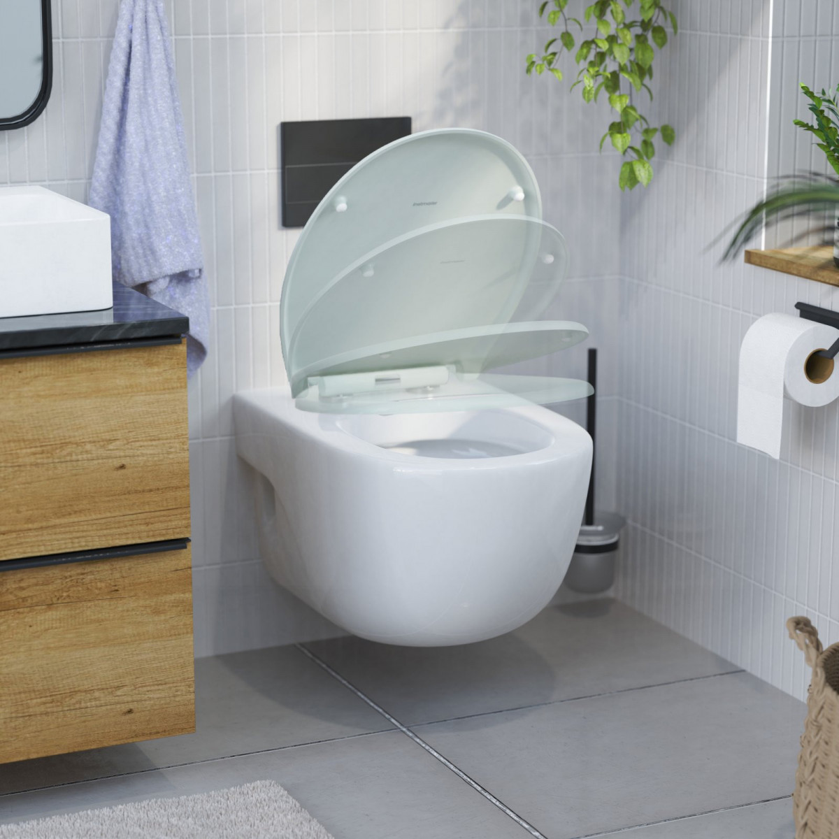 Wandhängendes WC mit halb geöffnetem WC-Sitz in modernem Badezimmerumfeld