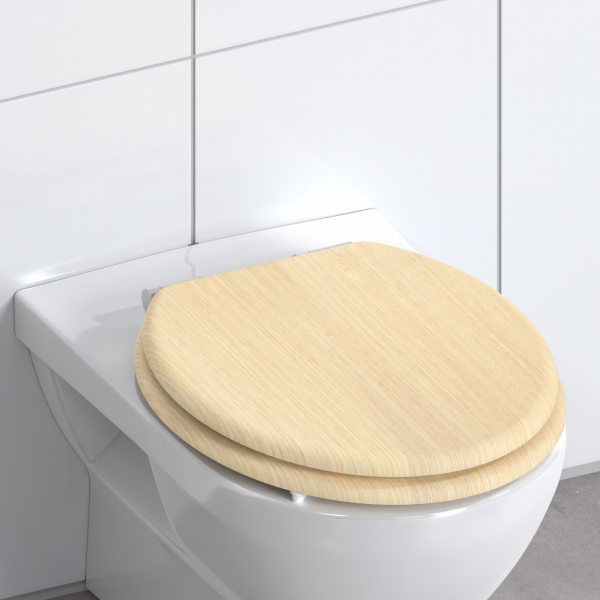 Geschlossene weiße Toilette mit hellholzhfarbenem WC-Sitz aus Holz in Badezimmerumgebung.