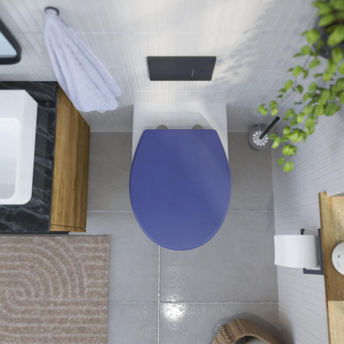 Weiße Toilette mit geschlossenem blauem WC-Sitz in modernem Badezimmer von oben.