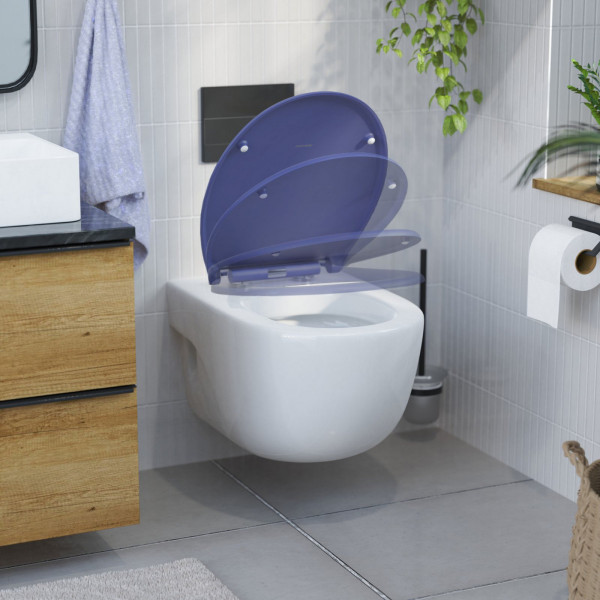 Wandhängendes weißes WC mit halb geöffnetem blauen Toilettensitz in modernem Badezimmer.