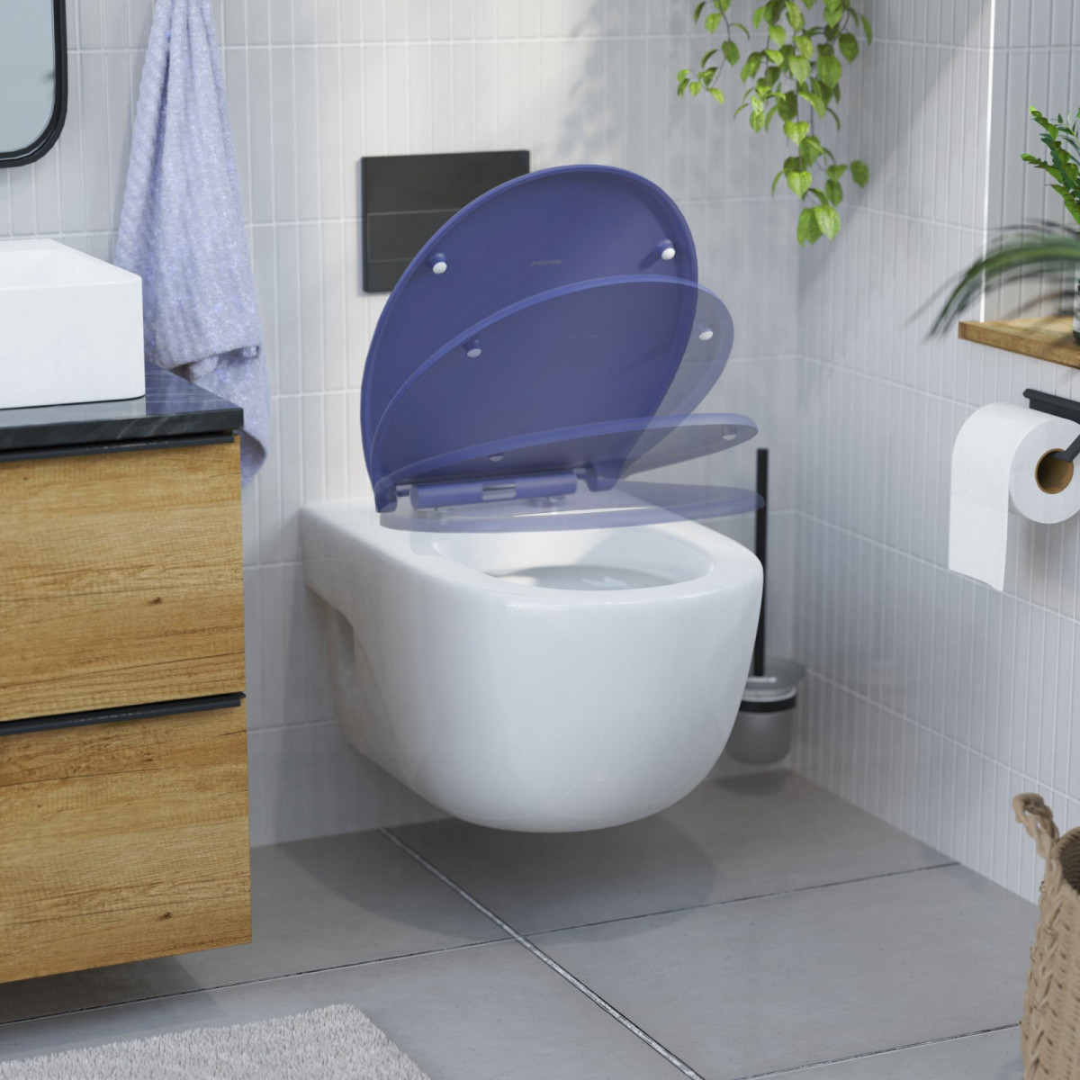 Wandhängendes weißes WC mit halb geöffnetem blauen Toilettensitz in modernem Badezimmer.