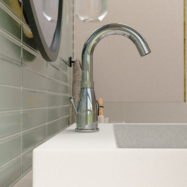 Verchromter Wasserhahn mit gebogenem Auslauf auf heller Waschbeckenablage.