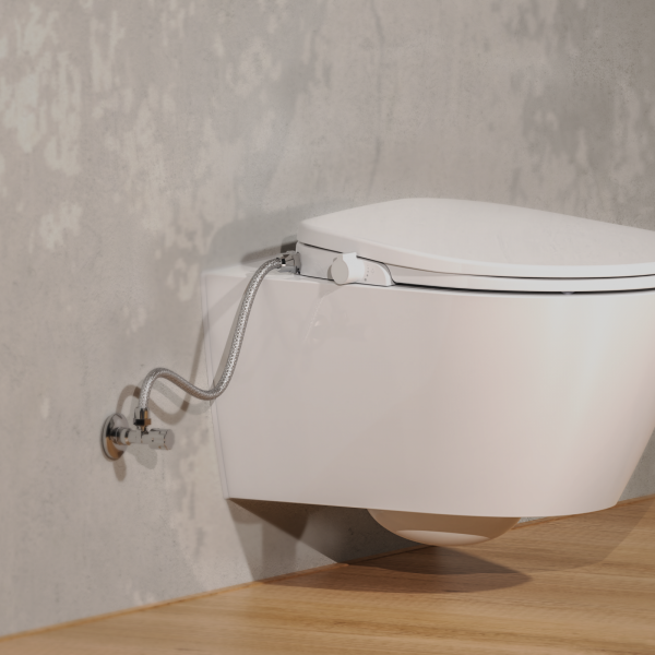 Wandhängendes weißes WC mit angeschlossenem flexiblen Metallwasserschlauch.