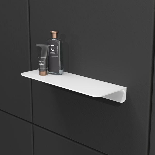 Weiße Duschablage mit zwei Pflegeprodukten vor dunkler gefliester Wand.
