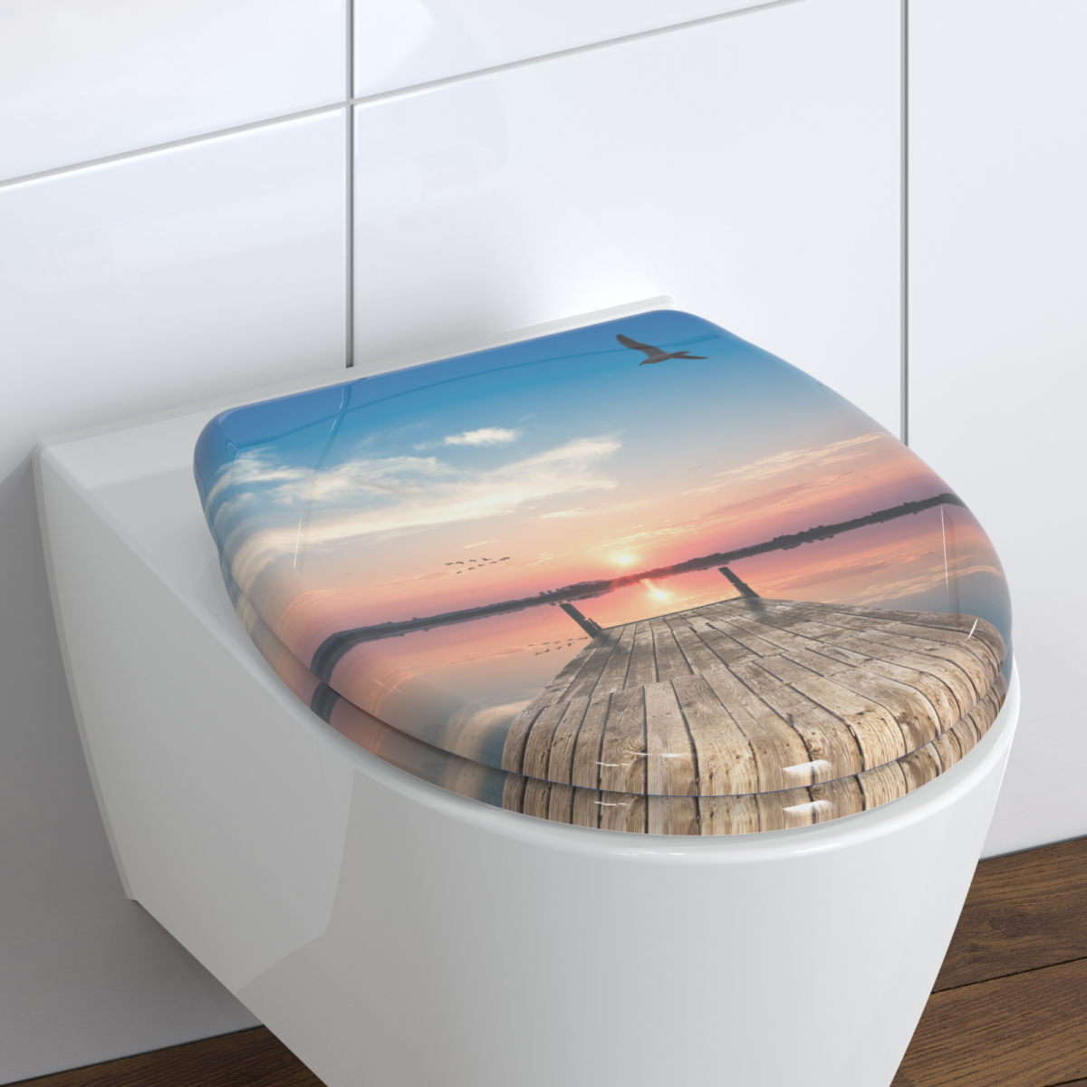 Toilettensitz mit Motiv eines Holzstegs am See bei Sonnenuntergang.