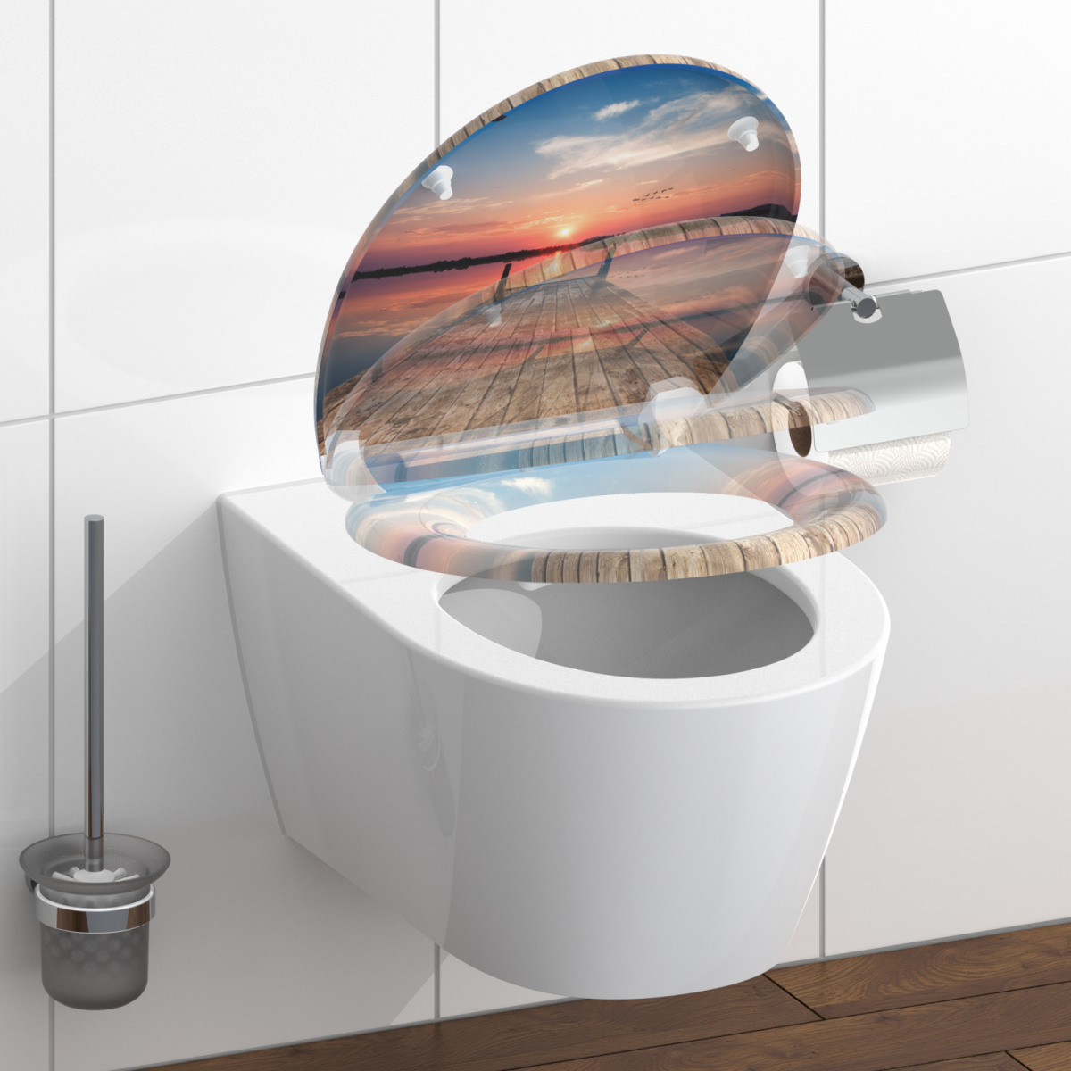 Wandhängende Toilette mit hochgeklapptem WC-Sitz und Deckel mit Steg-Motiv bei Sonnenuntergang.