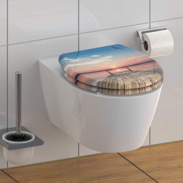 Wandhängendes WC mit Toilettendeckel in Holzoptik und Sonnenuntergangsmotiv.