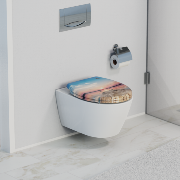 Wandhängendes WC mit Toilettendeckel in Holzoptik und Sonnenuntergangsmotiv.