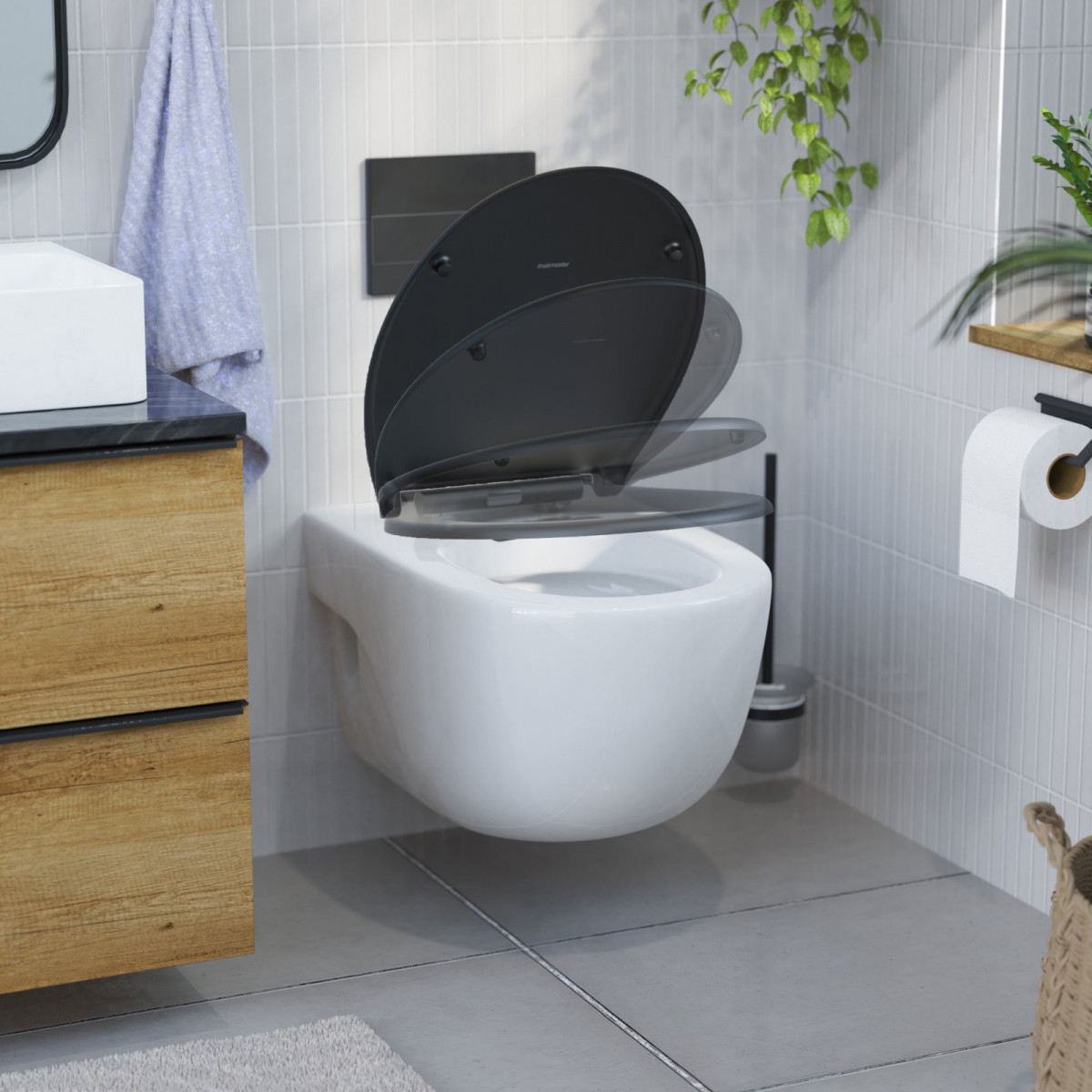 Wandhängende weiße Toilette mit schwarzem WC-Sitz in halb geöffneter Position in Badumgebung.